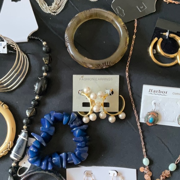 Silverfox Jewelry, 25 Assorted, Earrings, Bracelets, Necklaces for $30 🌺❣️🌺❣️ - Picture 2 of 8